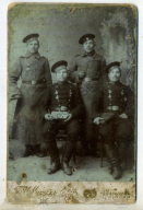 chetvero_voennosluzhashchikh_znaki_za_otlichnuju_strelbu_kabinetnaja_fotografija_p_mikhajlovskij_kharkov.jpg, 50437 
