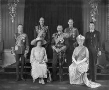  : King_George_V_with_his_family.jpg