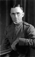  : Harry_S._Truman_in_his_World_War_I_Army_uniform.jpg