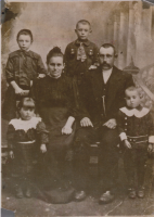  :   - Heinrichs_Jakob_Elisabeth_mit_Lena_Johann_Jakob_Tina_1915ca.jpg