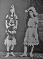  : 438px-Stolypina_Doceri__1900-e__Karl_Bulla.jpg