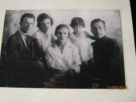 Прикрепленный файл: д.Паша с жен+д.Миша,жена и дочь.jpg