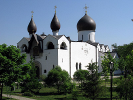  : 800px-Church_of_the_Protection_of_the_Theotokos_(Marfo-Mariinsky_Convent)_05.jpg