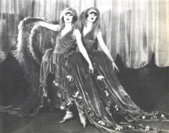 ������������� ����: Dolly_Sisters_onstage.jpg
