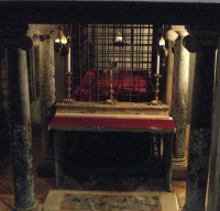  : St_Stephen_an_St_Lawrence_s_tomb_under_San-Lorenzo-fuori-le-Mura_high_altar.jpg