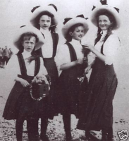  : Olga, Tatiana, Marie and Anastasia Romanova, the four daughters of Nicholas II., the last tsar of Russia, in 1910..JPG
