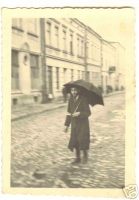  : JUDE - 1941 - ARMBINDE & Regenschirm.JPG