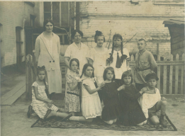  : 1majya1927-domuch  .jpg