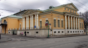  : Prechistenka_pushkin_museum_corner.jpg