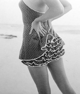 Sexy Women Wearing Spotty Swimsuits (8).jpg, 180725 