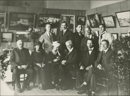  : Amandus Adamson kunstnike seltskonnas.jpg