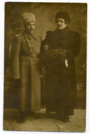  : pervaja_mirovaja_vojna_oficer_s_zhenoj_forma_foto_135_kh_85_mm_otkrytochnyj_format_1917_god_polock (1).jpg