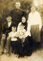 Прикрепленный файл: Головань Гавриил и Мария с детьми Сашей и Любой в 1931г. .jpg
