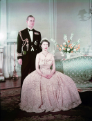  : 800px-Elizabeth_II_and_Philip.jpg