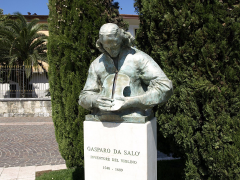 : 1200px-L'inventore_del_violino_-_panoramio.jpg