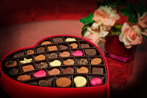  : 2019Food___Cakes_and_Sweet_Big_Red_Heart_Shaped_Box_with_Chocolate_Candy_135576_.jpg