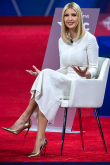  : ivanka-tramp-v-belom-plate-i-zolotih-tuflyah-2.jpg