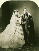  : 800px-Wedding_of_Albert_Edward_Prince_of_Wales_and_Alexandra_of_Denmark_1863.jpg