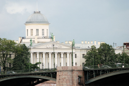  : 800px-Pushkinsky_dom.jpg