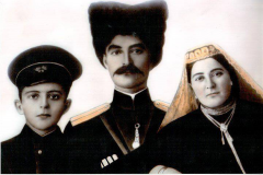  : SOLDAN SAĞA Ansar-bek Efendi, babasi Tevfik-pasha Efendi(Abdulhamidin oglu),ve Gulcin-hanim Efendi(Machabeli).jpg