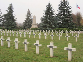  : 800px-Cimetiere_militaire_Thionville.jpg