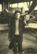  : Wlodzimierz-Mazurkiewicz-przed-samolotem-Caudron-G3.jpg