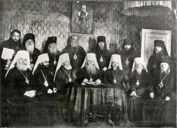  : 999px-Vremennyj_Patriarshij_Svjashhennyj_Sinod._Zimnjaja_sessija_1933-1934-770x555.jpg
