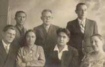  : Vilgelm-SHperling-nizhnij-ryad-sleva-s-kollegami.-V-nizhnem-ryadu-vtoroj-sprava-uchenik-Vilgelma-SHperlinga-Tohtasyn-Dzhalilov.-1930-e-gg..jpg
