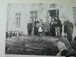  : 3.  2 1956 .        ,  %E