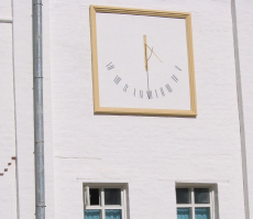  : 692px-SolarClockSolovki.jpg