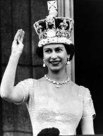  : Elizabeth_II_waves_from_the_palace_balcony_after_the_Coronation,_1953.jpg